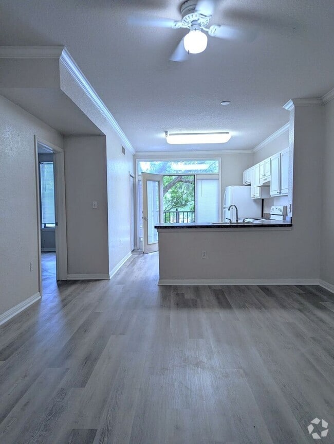 Building Photo - 1x1 Open, bright and spacious! 647 square ... Rental