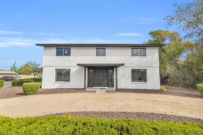 Building Photo - 6 Bedroom! 4 1/2 BATHS! ASU! Diving Pool! Less than 1 mile to campus