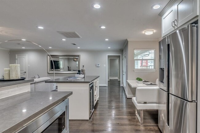 Photo - 331 W 30th St
