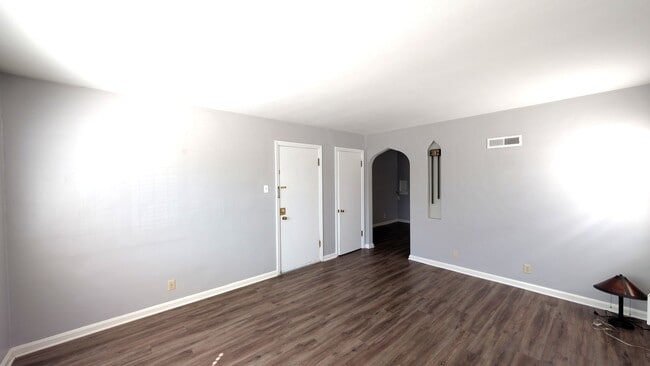 Building Photo - 5825 Sunshine Dr Unit 1E