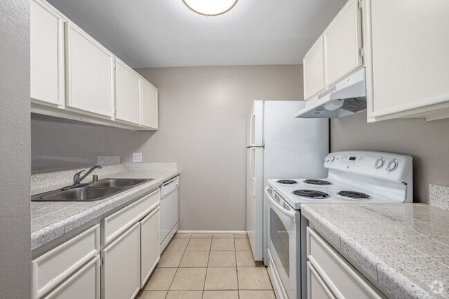 2BR, 2BA - 1,055SF - Kitchen