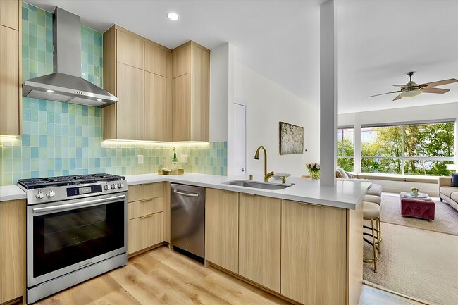 Building Photo - 2221 Ocean Ave Unit 202 Rental