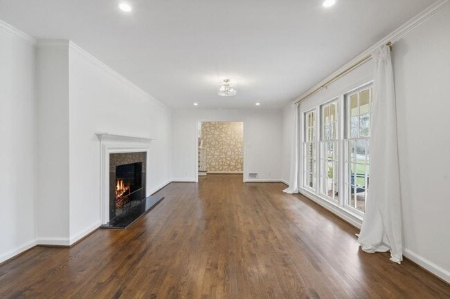 Photo - 439 Broadland Rd NW