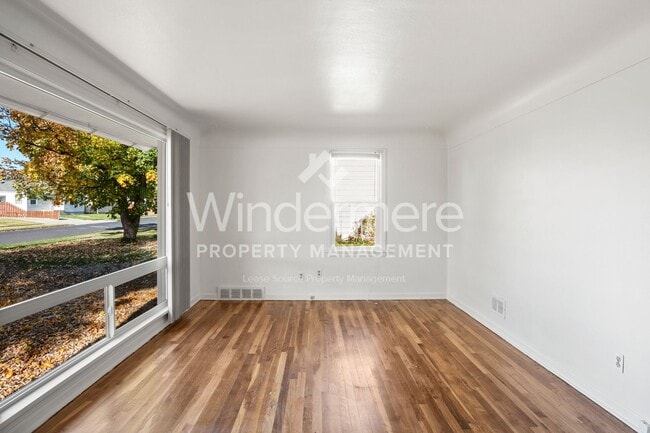 Building Photo - *** COMING SOON *** Darling 2 bedroom, 1 bath Home In Spokane