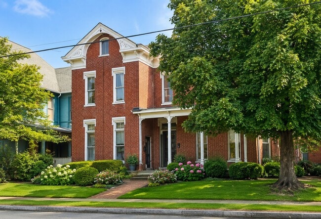 Photo - 302 N 7th St