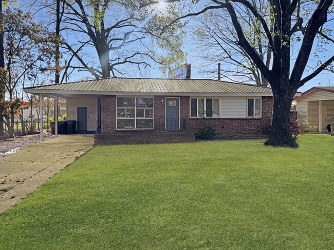 Building Photo - 1707 Buena Vista Cir SE