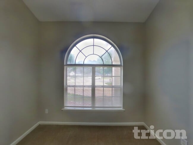 Photo - 2750 Archer St