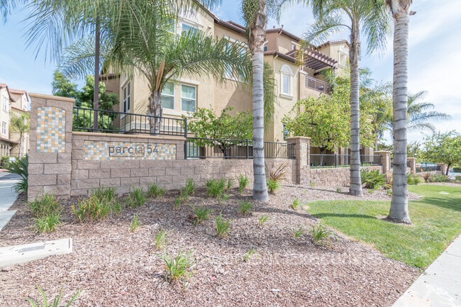 Newer 2 Bedroom, 2 Bath Townhouse with Garage - Newer 2 Bedroom, 2 Bath Townhouse with Garage