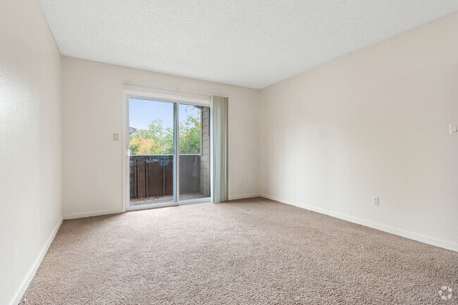 1BR, 1BA - 600SF - Living Room