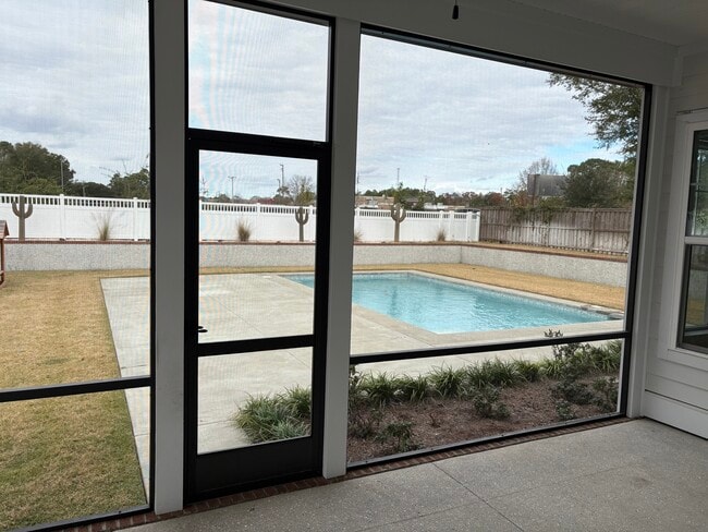 Photo - 729 Windemere Rd