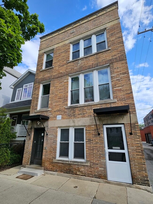 Building Photo - 1014 W Wellington Ave Unit 1