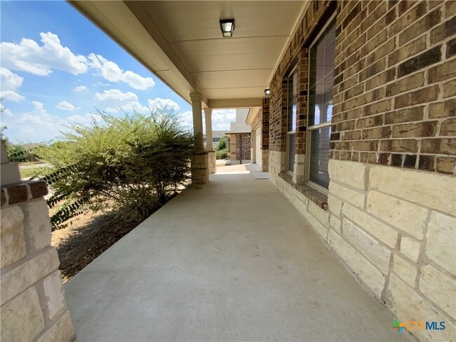 5586 Perdita Dr