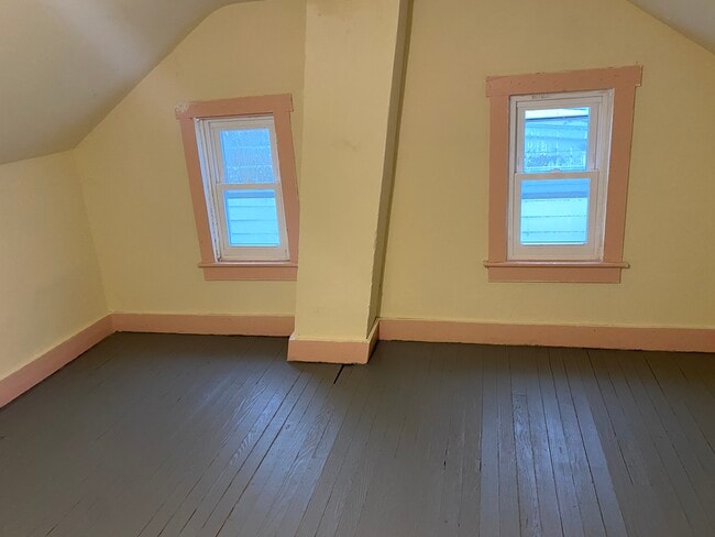 Photo - 334 E 5th St