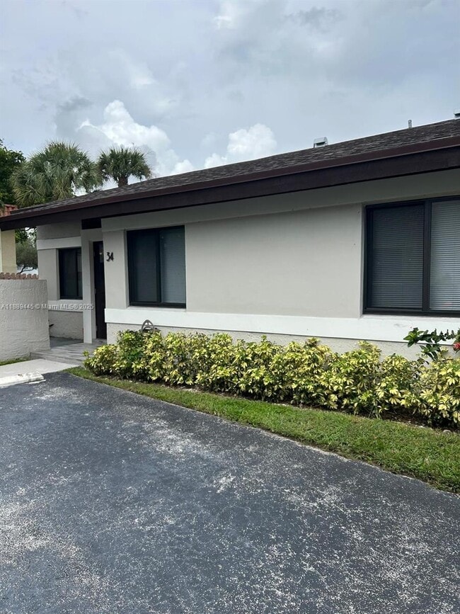 Building Photo - 9630 SW 152nd Ave Unit 34