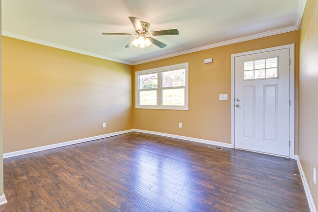 Photo - 212 Hillview Dr House