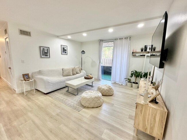 Building Photo - 1271 NW 13th St Unit 361e