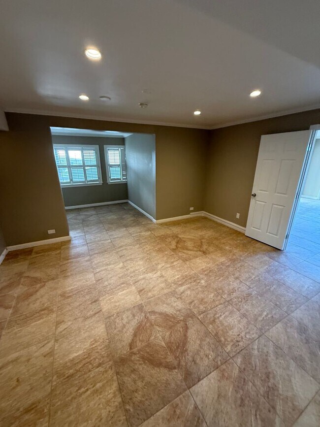 1627 Paula Dr Unidad Downstairs