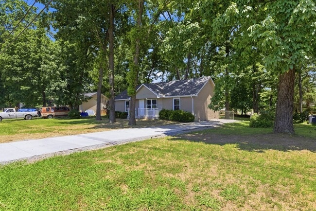 Building Photo - Fully Renovated and Move-In Ready Rental!