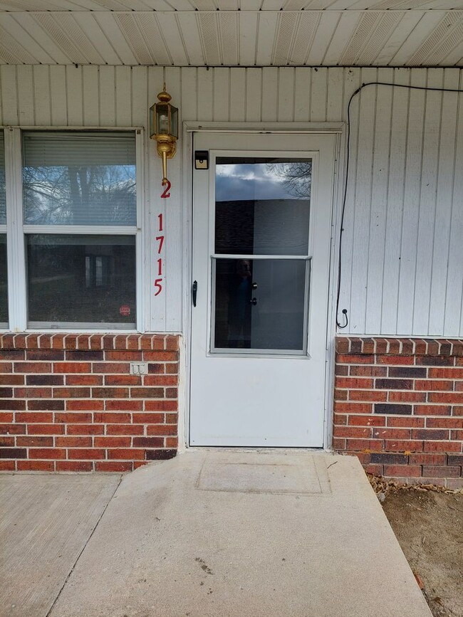 Building Photo - Rosewood Apartments Unit 02