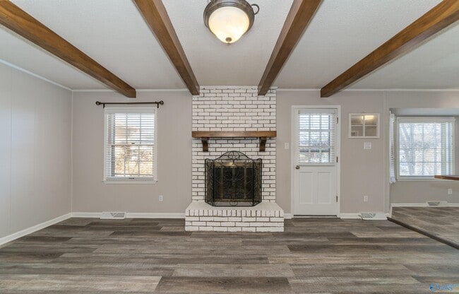 Photo - 625 Versailles Dr SE