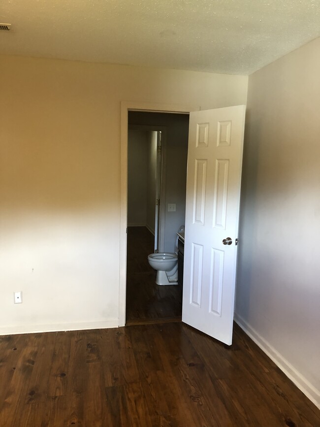 Building Photo - 815 E Lee St Rental
