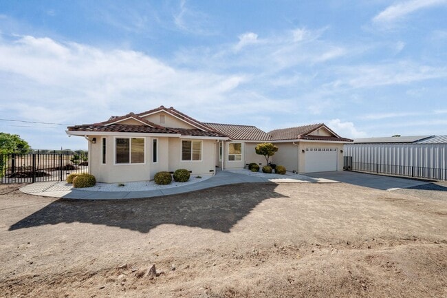 Building Photo - Spacious 3 Bed, 2 Bath Home with Acreage, ...