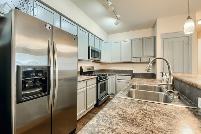 Building Photo - 2 bed/2 bath Sloans Lake Condo