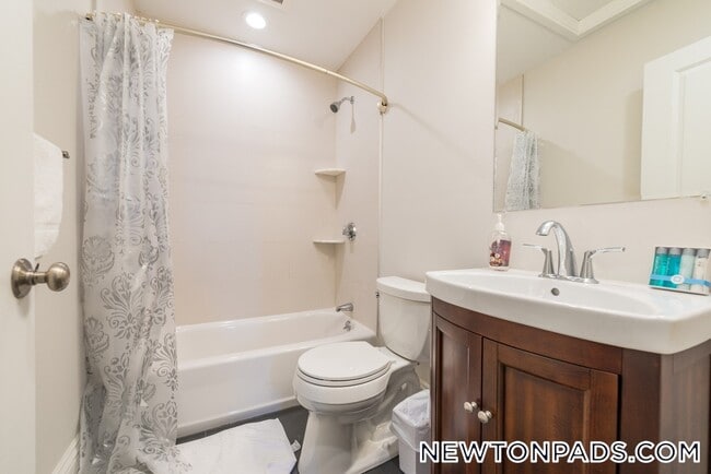 Building Photo - 2044 Beacon St