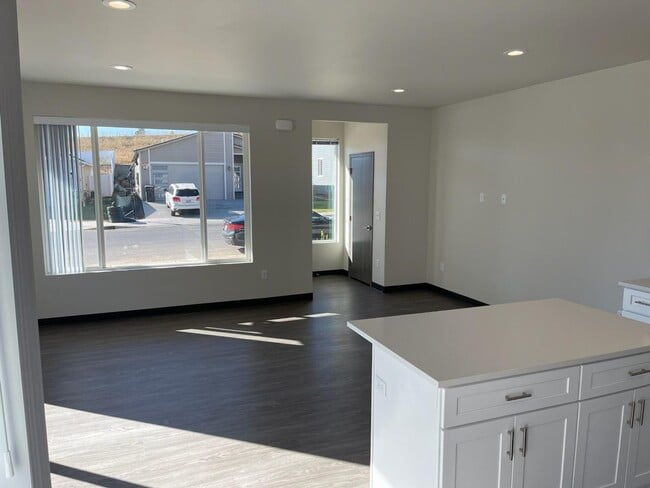 Building Photo - Modern design 3-bed, 2.5-bath duplex available Unit 1005 Greenfield Drive