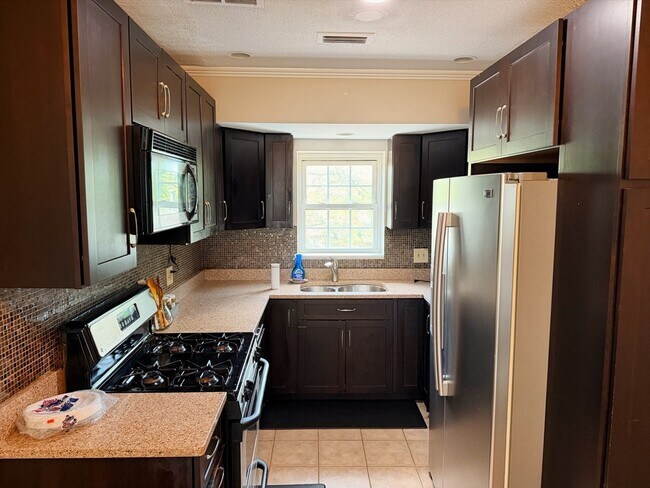 Building Photo - 18 Lake Shore Terrace Unit 3