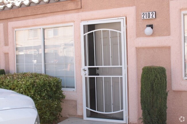 Building Photo - Nice 1000 SF Townhouse for rent in gated c...