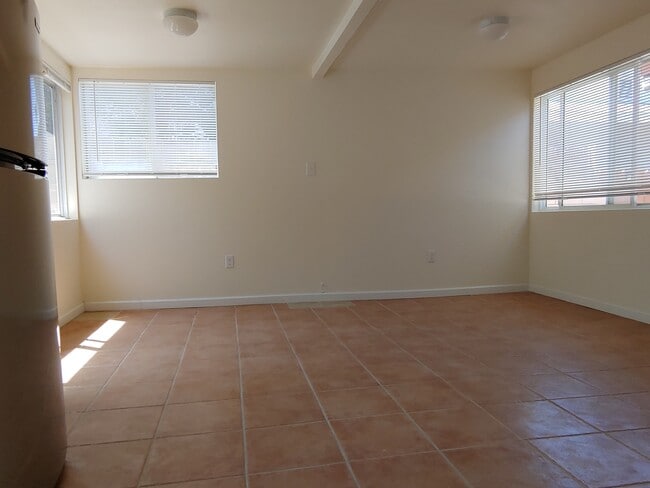 Building Photo - 5345 Northridge Ave Rental