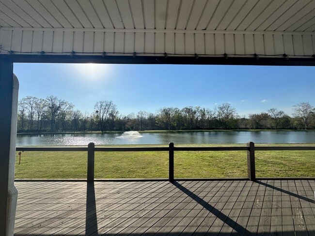 Building Photo - 6843 Village Lake Cir