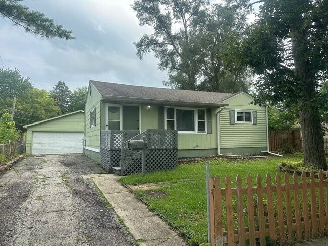 Building Photo - 2733 Yeoman St