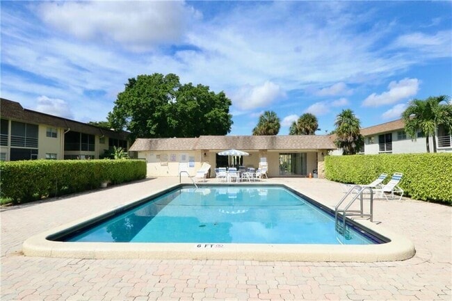 Building Photo - 9915 Sandalfoot Blvd Unit 408