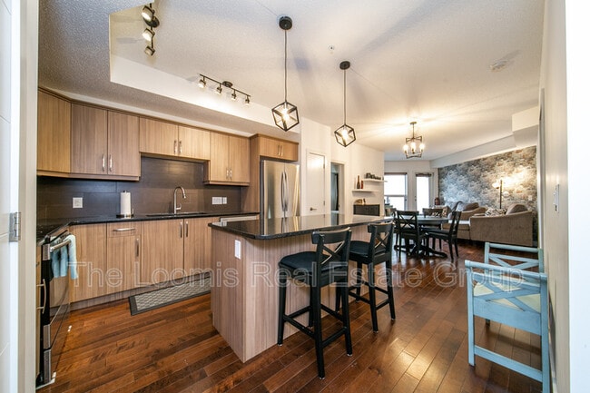 Building Photo - 10523-10123 123 St NW Unit 115