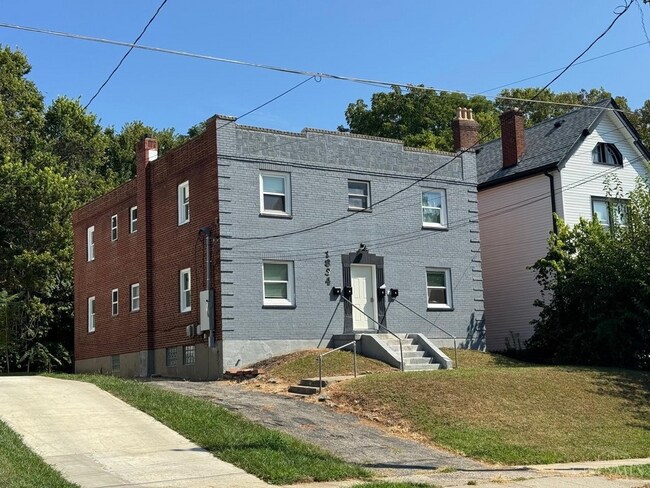 Building Photo - 1854 Kinney Ave Unit 1854-2