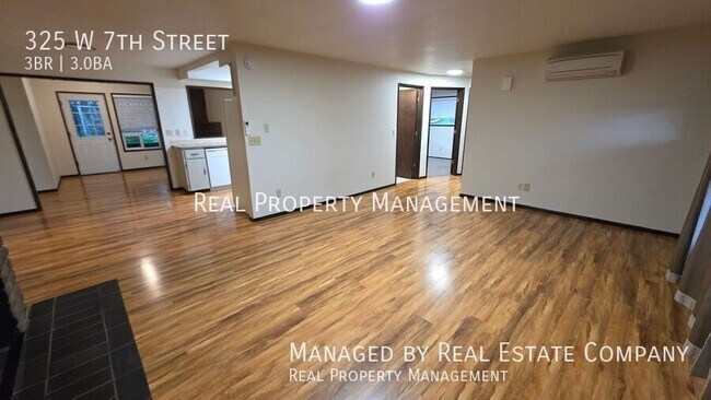 Photo - 325 W 7th St