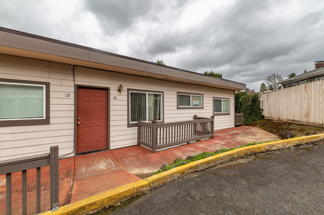Building Photo - 2102 NW Kelly Dr Unit 18