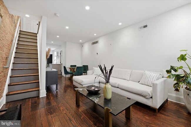 Photo - 1902 E Hagert St