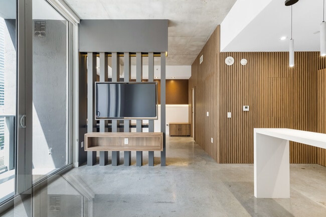 Building Photo - 151 SE 1st St Unit 905