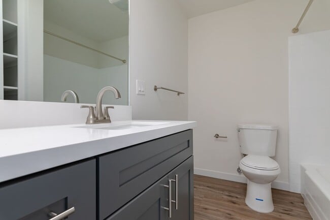 Photo - 1 & 2 Bedroom Apartment in KoreaTown, Los Angeles with Balcony