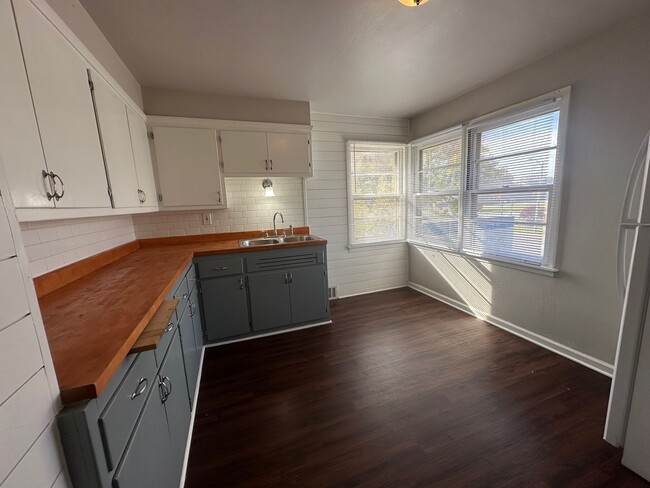 Building Photo - 24 N 60th St Unit 2724A - UPPER