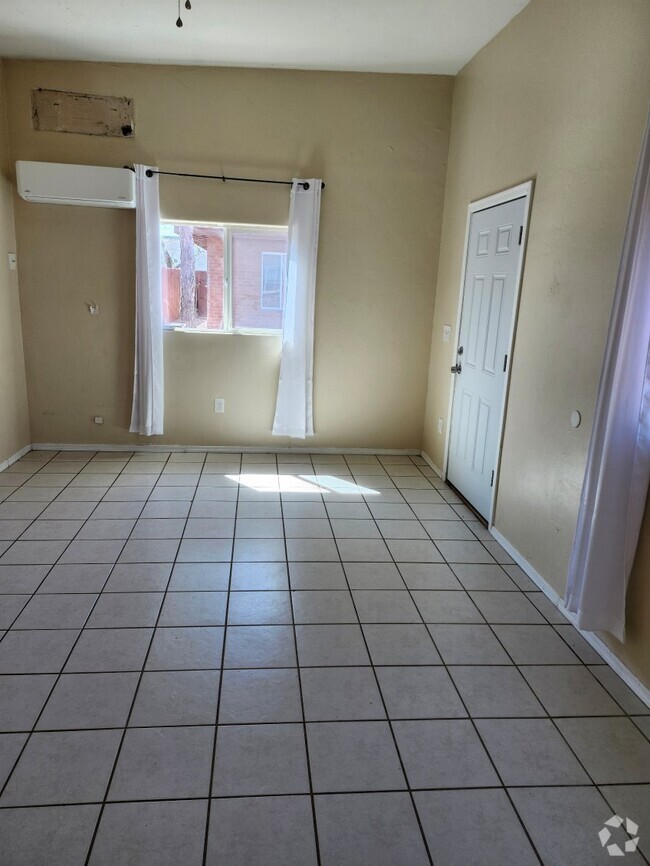 Building Photo - 831 E Hedrick Dr Unit Studio Apartment