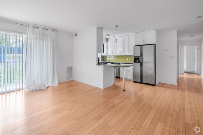 Building Photo - Lovely 2 BR/1 BA condo in Anacostia!