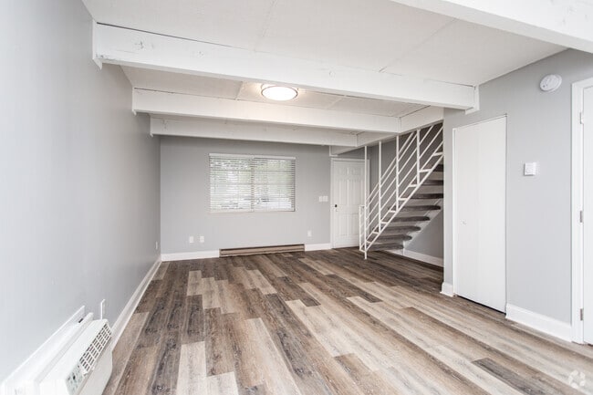 2BR, 1.5BA - 910 SF