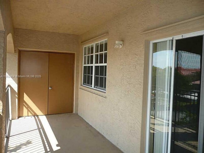 Photo - 11701 SW 2nd St Unidad 5305