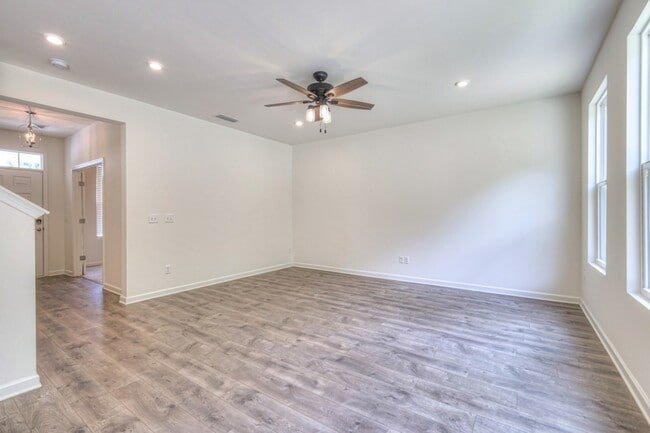 Photo - 523 Montrose Dr