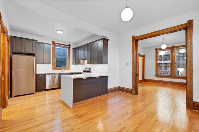 Photo - 859 W Fletcher St