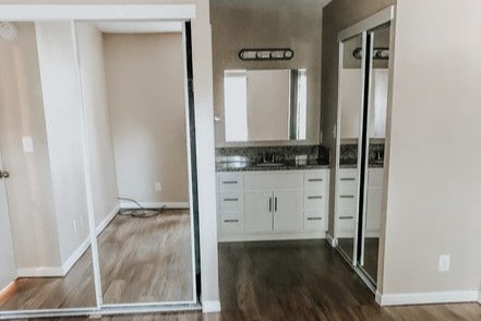 Habitación principal con dos armarios grandes